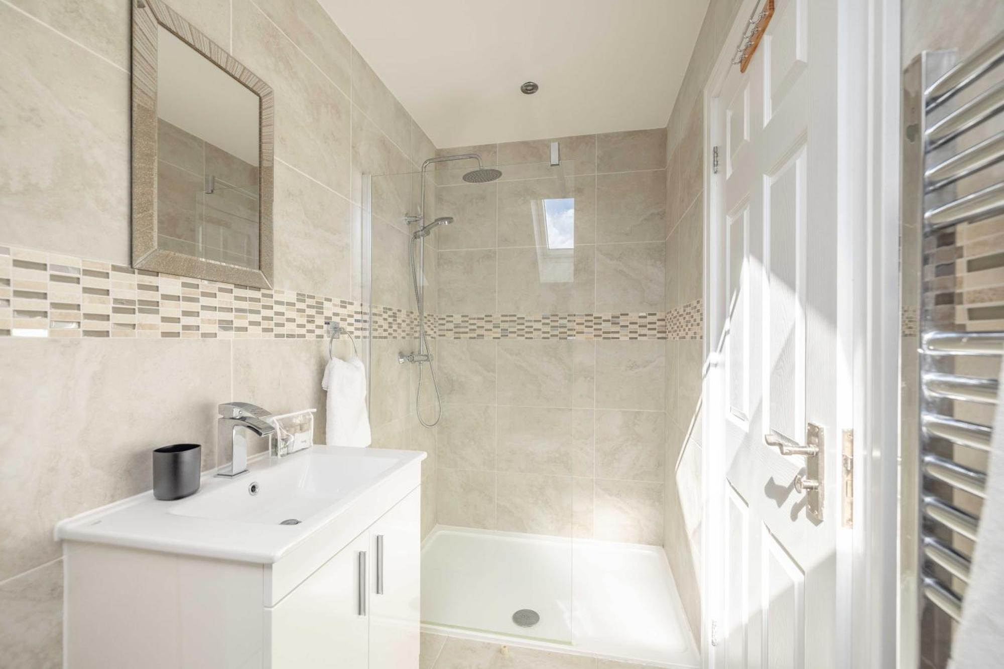 Spacious 4 Bed - Near Uxbridge/heathrow & Parking *