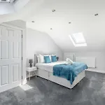 Spacious 4 Bed - Near Uxbridge/Heathrow & Parking
