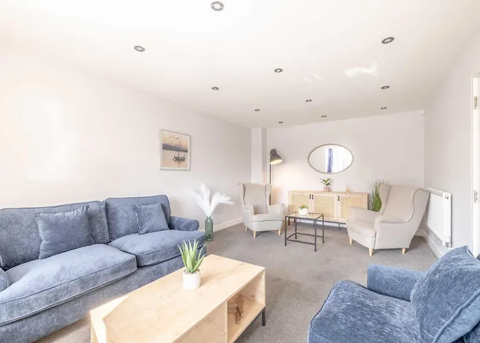 Spacious 4 Bed - Near Uxbridge/Heathrow & Parking