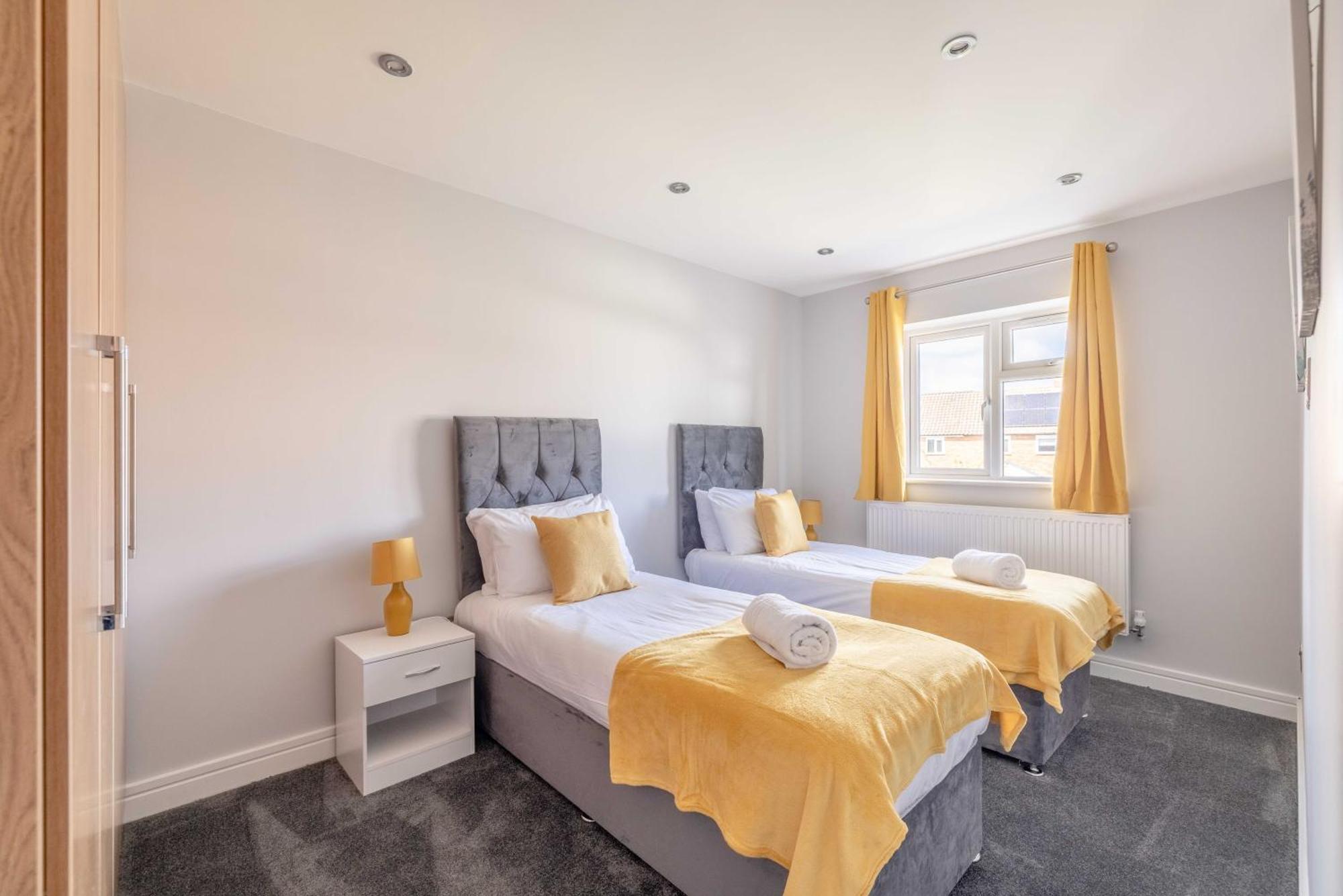 Holiday home Spacious 4 Bed - Near Uxbridge/heathrow & Parking *