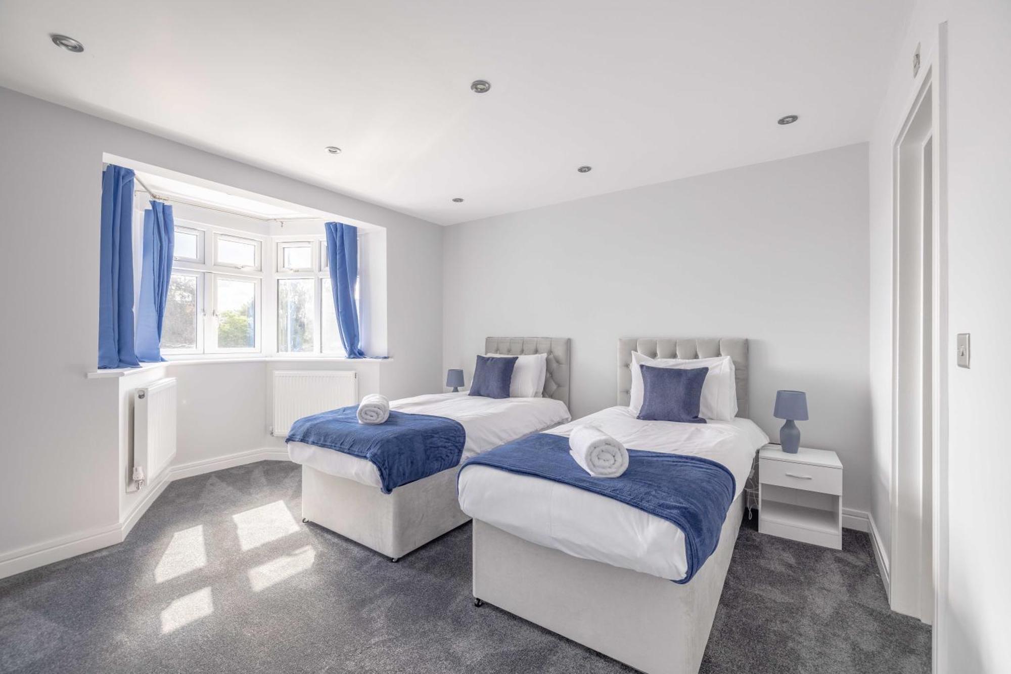Spacious 4 Bed - Near Uxbridge/heathrow & Parking Holiday home *