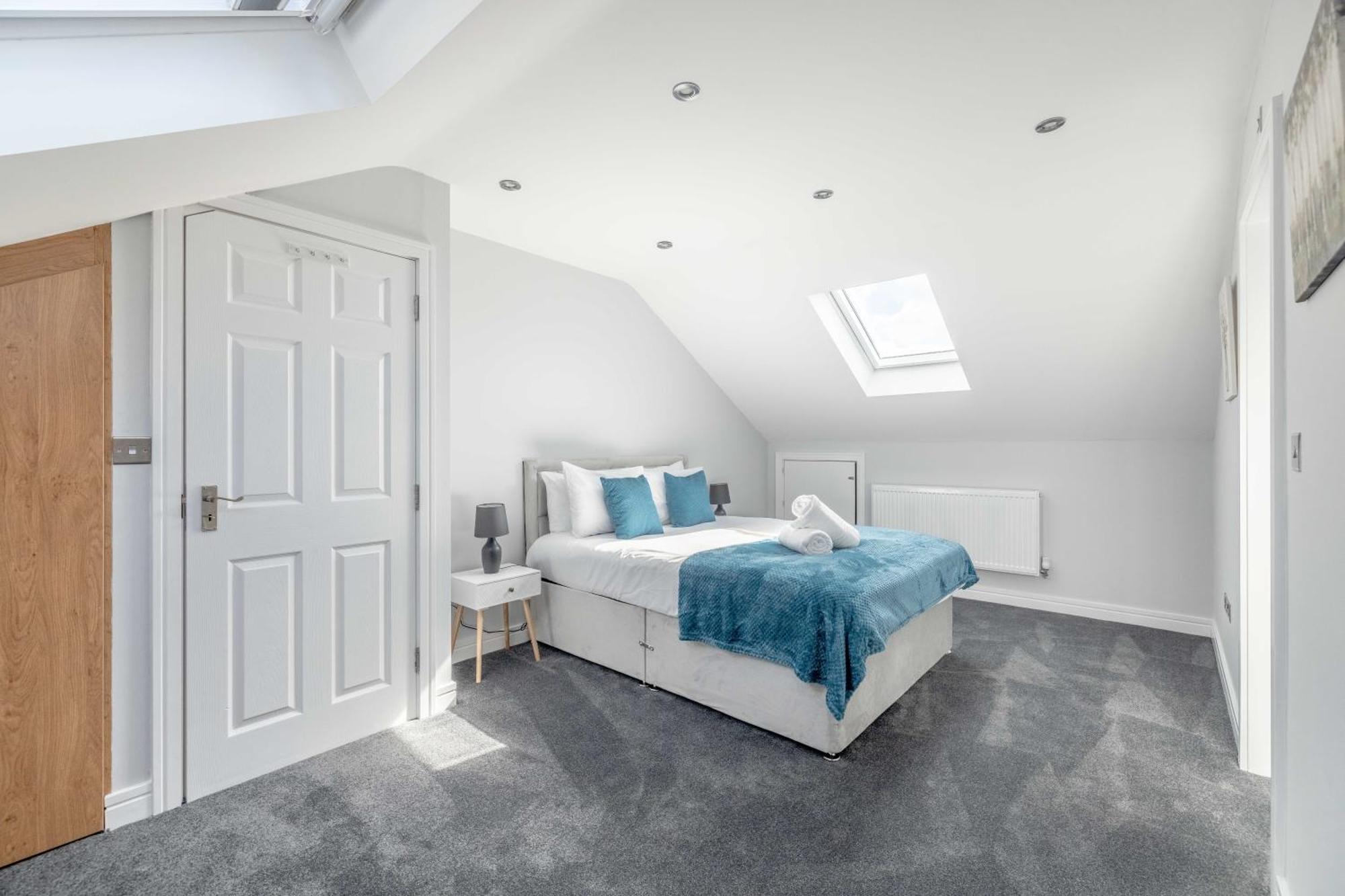 Spacious 4 Bed - Near Uxbridge/heathrow & Parking *