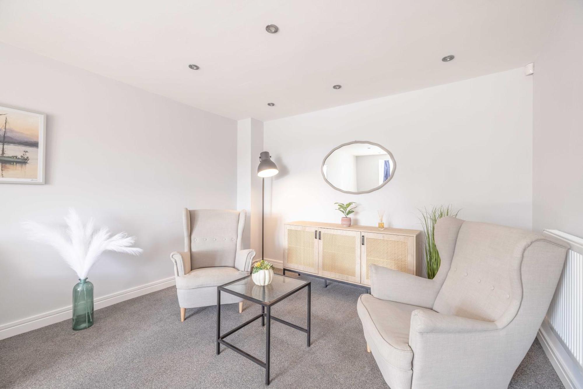 Holiday home Spacious 4 Bed - Near Uxbridge/heathrow & Parking