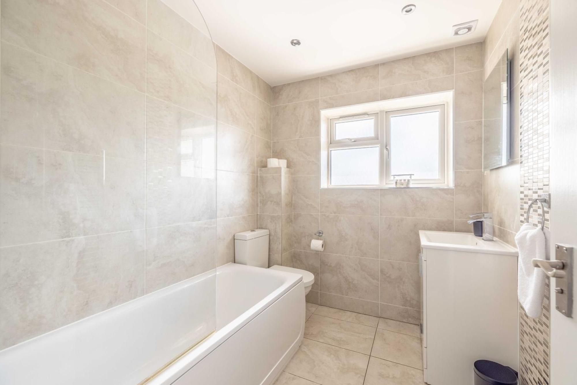 Spacious 4 Bed - Near Uxbridge/heathrow & Parking *