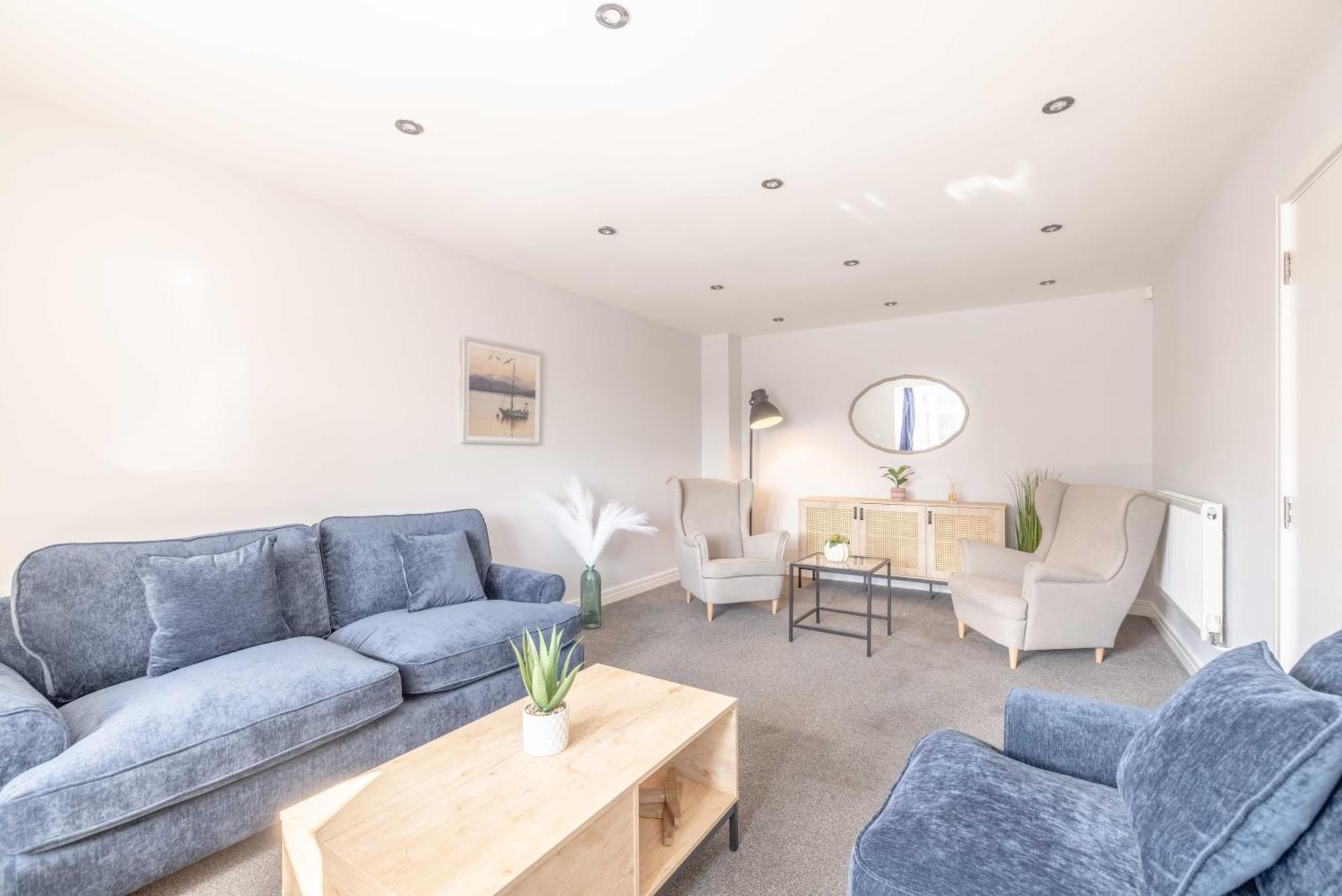 Spacious 4 Bed - Near Uxbridge/heathrow & Parking Holiday home *