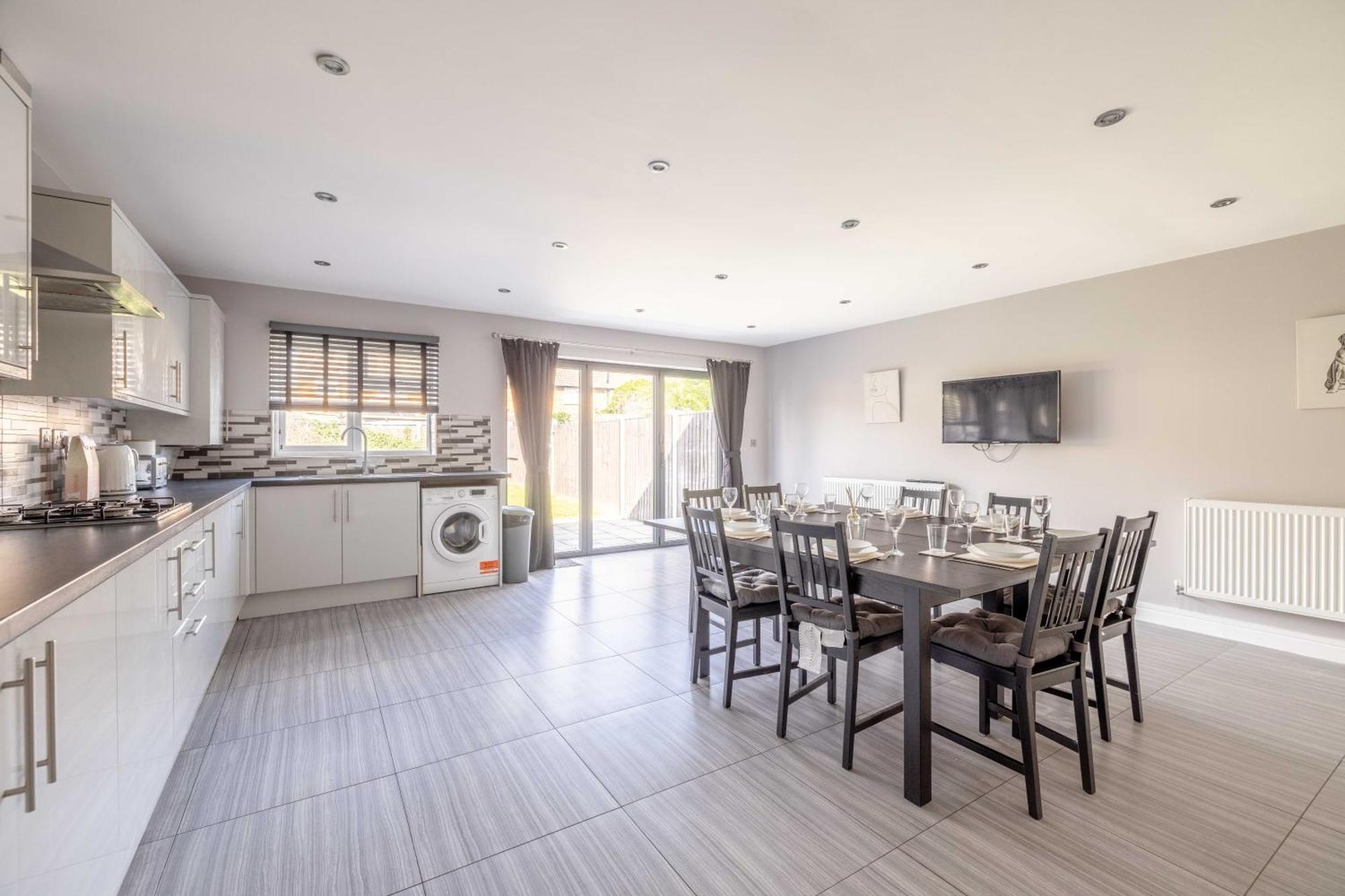 Spacious 4 Bed - Near Uxbridge/heathrow & Parking Holiday home Slough