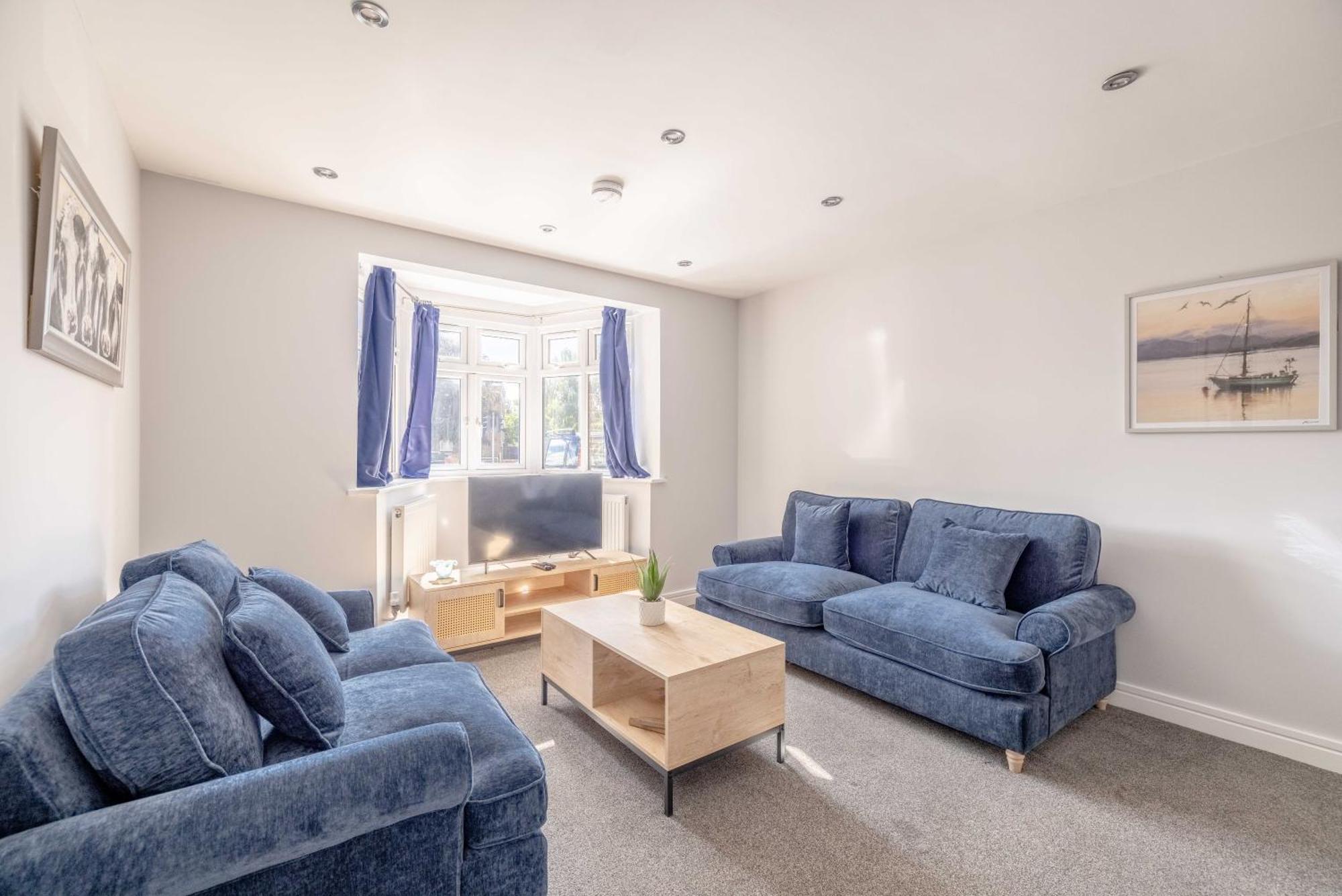 Spacious 4 Bed - Near Uxbridge/heathrow & Parking Holiday home