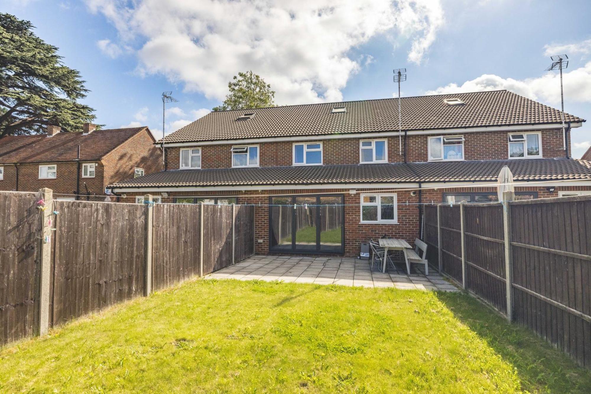 Spacious 4 Bed - Near Uxbridge/heathrow & Parking *